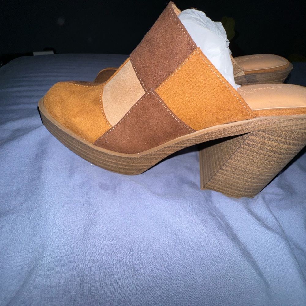 Clogs - Picture 3 of 3